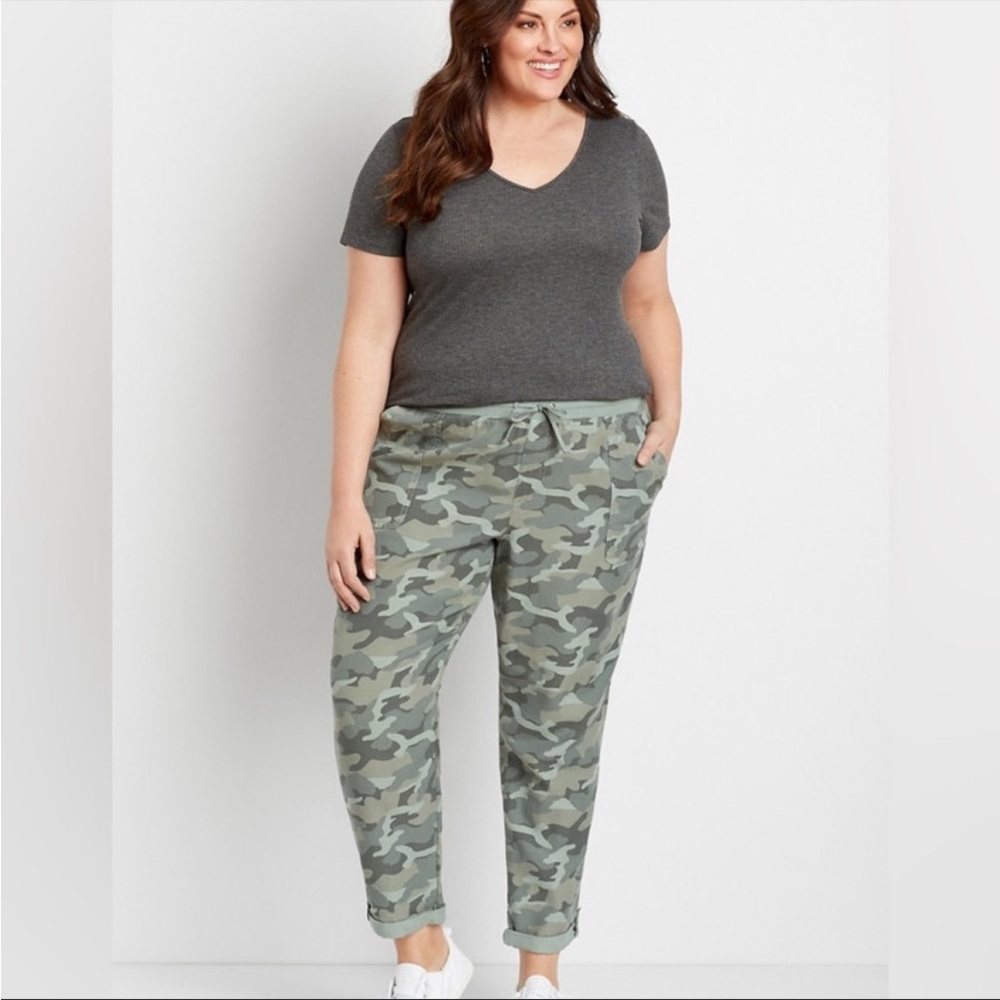 Women’s plus 20w Camo ankle pants